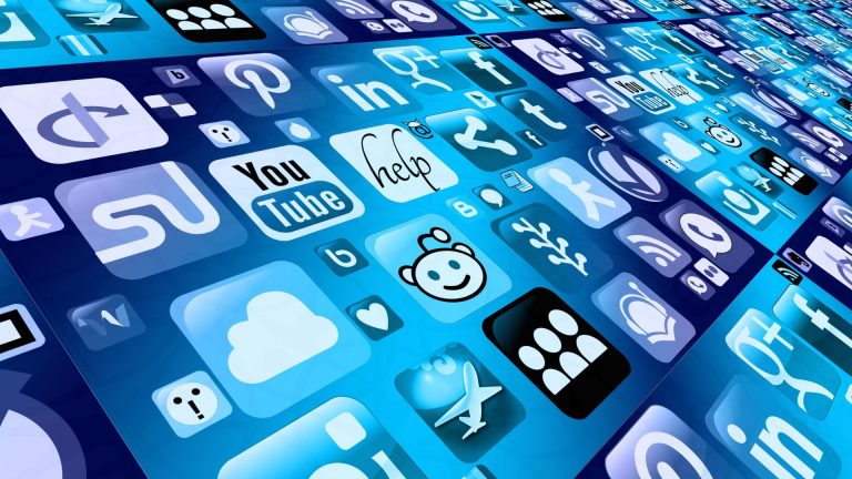 Dunia Digital dan Kesehatan Mental Remaja: Cara Menggunakan Media Sosial Secara Sehat