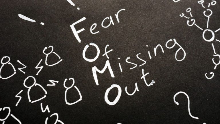 Bagaimana FOMO Memengaruhi Kesehatan Mental Remaja?